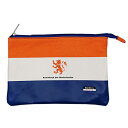 国旗をモチーフにした Bandiera(バンディエラ)ブランドのフラットポーチです。 オランダのナショナルカラーのオレンジと国旗をミックスし、紋章のライオンと地図を加えたデザインです。サイズ ：240mm ×160mm x10mm。A5サイズが入ります。ジッパー付の内ポケットつき。ポケットはフルサイズ。 帆布生地で何かと使いやすいサイズです。パスポートや通帳、ペンケースにも。綿100％の帆布製。内張りはナイロン MADE IN CHINA 注意事項：プリントは長期間使用しますとはげて来ることがあります。また、水濡れや擦れると色落ちする事がありますので取り扱いにはご注意ください。汚れた場合は絞った布で拭いてください。洗濯はできません。