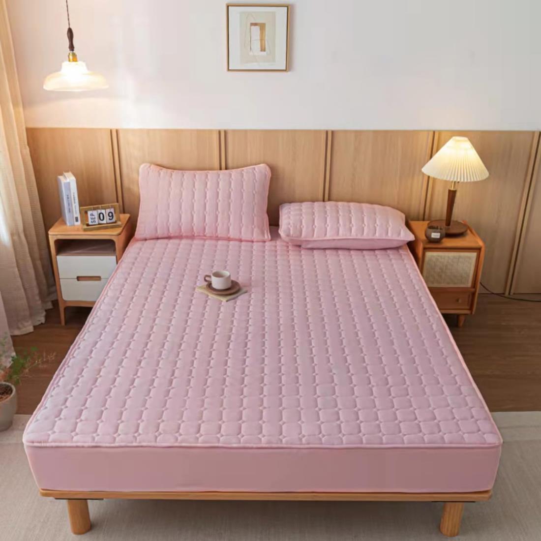 ボックスシーツ 敷きパッド マットレスカバー ベッドパッド 三層構造ベッドカバー 毛玉なしベッドシーツ ふわふわ敷き布団カバー 全周ゴム付き 着脱簡単 柔らかく肌に優しい 吸湿速乾 抗菌防臭 防ダニ 丸洗い可能 オールシーズン USEEWOOW (ピンク, ダブル・140×200)