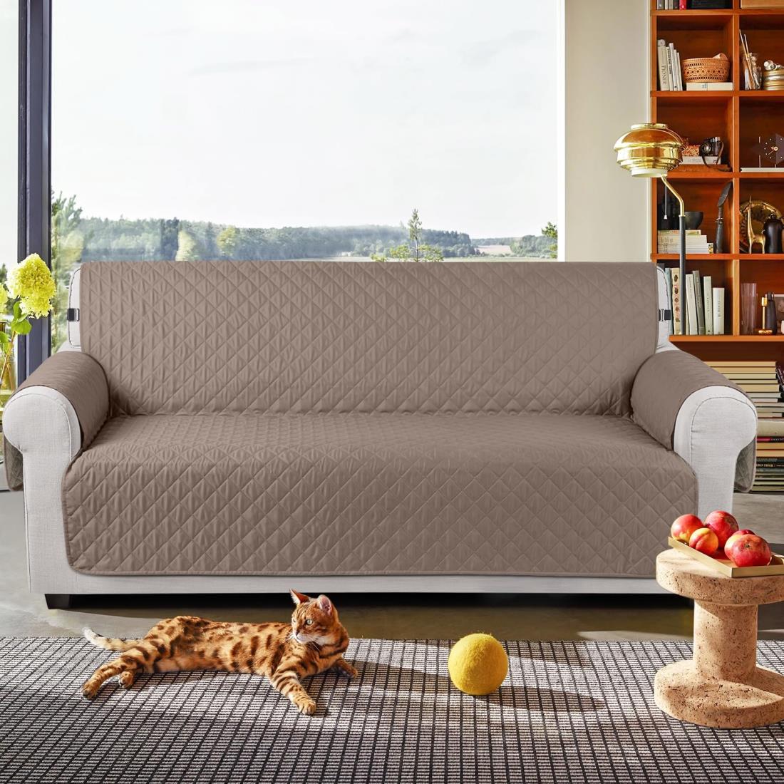 TAOCOCO ソファカバー 全面防水 ソファーシート 犬猫対策 毛髪不粘着 滑り止め 1人2人3人掛け 肘付き 替えソファカバー 防塵 汚れ防止 傷防止 爪とぎ防止 マルチカバー 四季適用 撥水加工 丸洗い可能 (ライトブラウン, 3人掛け)