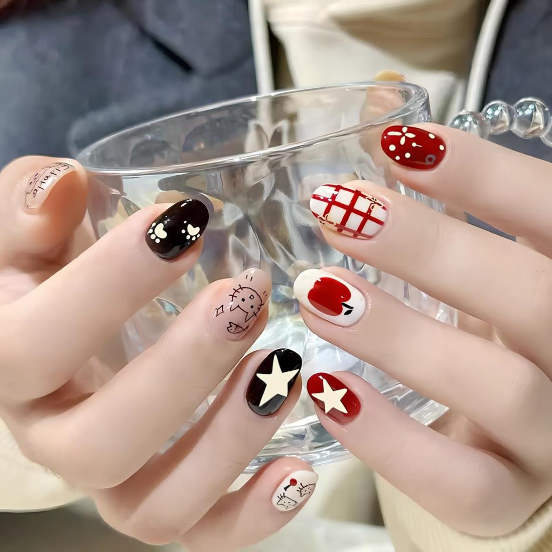 [ALLEVG]ネイルチップ 赤 24枚入 ネイルチップ ショート 秋冬 ネイルチップ 人気 和風 かわいい シンプル おしゃれ 成人式 入学式 卒業式 結婚式 パーティー 日常生活に使用できます 花嫁ネイル 光沢 結婚式ネイルチップ 春夏