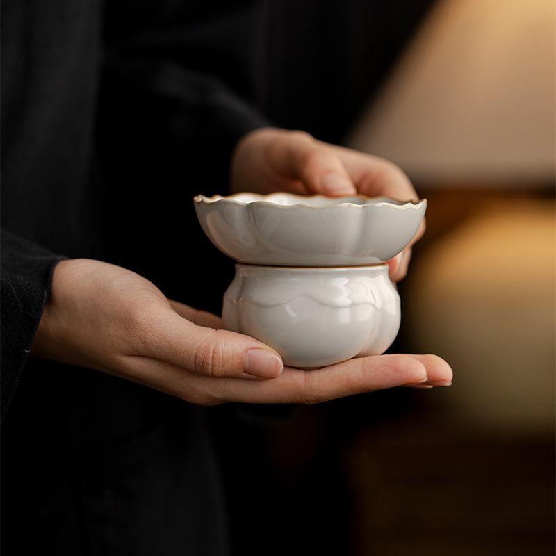 茶こし 茶器 陶器 汝窯 フィルター 茶漏 蓮の花 2点セット 茶道道具 茶道具 付属品 米黄 ベージュ レトロ ラグジュアリー おしゃれ ティー ストレーナー 茶葉 濾過器 家庭用 普段使い おもてなし セラミック