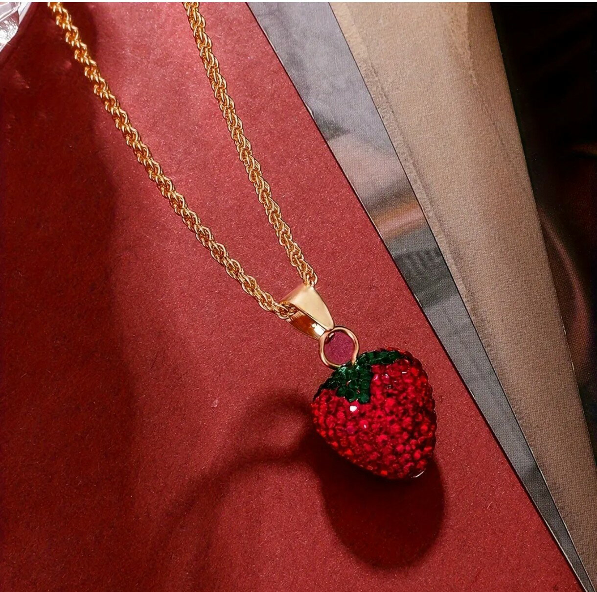 2色・きらめく苺のビジューネックレス ストロベリーネックレス 普段使い アクセサリー いちご ジュエリー ストロベリーペンダント ゴールドチェーンネックレス 苺...