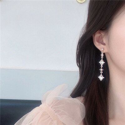 キラキラ星形ロングピアス(キャッチ式ゴールド) キャッチ式 フック式 耳飾り ブライダル小物 チタンポスト 樹脂 金属アレルギー