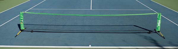 商品番号PL016商品名（モデル名）PL016 テニスネット（5.5m）フレーム素材スチールネット素材ナイロン付属品収納用キャリーバッグ原産国MADE IN TAIWANキッズ＆ジュニアボール専用 高さ調整機能付でバドミントンの練習にも使用できます。テニスネット5.5mタイプ。2枚でコート半面をフルカバーできる本格サイズ
