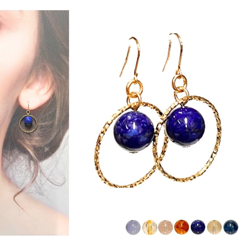 ゆらゆら揺れる 大人の女性にピッタリな天然石ピアス 8mmの天然石とゴールドの金具を組み合わせ動くたびに揺れるかわいいピアスにしました。 一点一点手づくりしてお届けする当店オリジナルのピアスです。 当店からお送りする際ホワイトセージにて浄化させていただいております。 こちらの商品は金具をお選びいただけます。 できるだけお肌に優しい金具をご用意しておりますが敏感肌の方はお気を付けください。 ※天然石は模様の入り方や色味が同じ石でも異なり、またお使いのモニターにより色味が違う場合がございます。 できるだけ同じ色味の天然石を組み合わせお作りさせていただきます。予めご了承ください。願い事別：金運 仕事運 商売繁盛 幸福 ストレス軽減 事業の成功 精神安定 人間関係 浄化 子供のお守り 繁栄 人徳 取り扱い天然石：シトリン ミックスルチル アンバー カラートルマリン ラピスラズリ アパタイト ルチルクォーツ アイオライト ブルーグレイ翡翠 ラブラドライト 翡翠 その他にも色々な種類の石を取り扱っております。別商品ページをご覧ください。 ※カラートルマリンのカラーは茶系となります。