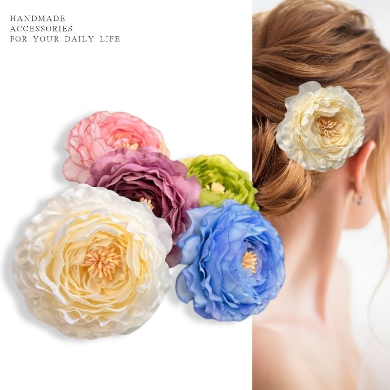 華やかな大きいラナンキュラスをヘアクリップにしました こだわりのデザインで、シンプルながらも華やかさを演出。おしゃれでかわいいラナンキュラスを取り入れたこの髪飾りは、豪華さと上品さを兼ね備えたアイテムです。ヘアクリップなので、簡単に取り付けられ、正確な位置でしっかりと固定します。他の小花アイテムなどと組み合わせると一層豪華になります。 お客様自身でオリジナルのヘアセットが楽しめるのも魅力のひとつです。華やかなヘアメイクを実現し、特別な日をより一層素敵に彩ります！洋装、和装、浴衣にもピッタリです。 この髪飾りは、他と差をつけたい方に最適です。 成人式、七五三、結婚式など特別なイベントでの使用にぜひご活用ください。おしゃれを楽しむ必須アイテムです！ラナンキュラスサイズ90mm
