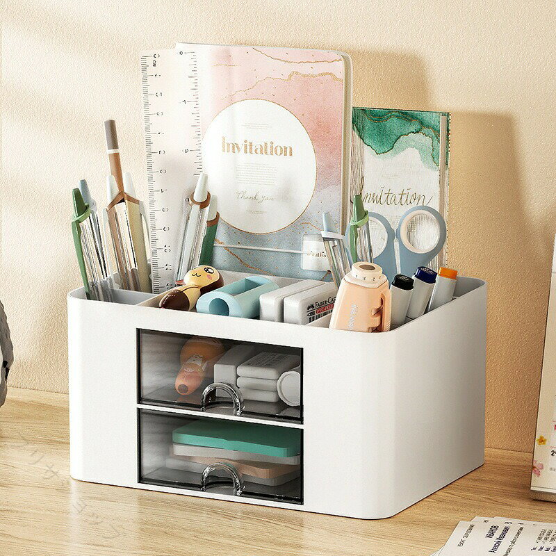 【多機能収納】文房具や化粧品、リモコンなど、様々な小物をすっきり収納できる卓上収納ボックスです【引き出し付きデザイン】引き出し付きで、小物を整理整頓するのに便利。デスク周りをきれいに保ちます【大容量】200本以上の鉛筆や他の小物も収納可能。仕切り板を取り外して空間を調整できます【耐久性と美しいデザイン】高品質のPS+HIPS素材で作られ、表面が滑らかでお手入れも簡単。長く使用できます。【多用途】事務所、学校、家庭で活躍する卓上収納ボックス。省スペースで使いやすいデザインです。 【原産国／製造国: 中国】 .収納ボックス 卓上 多機能 文房具 小物 ペン 引き出し付きで整理整頓に最適な小物入れ デスク収納 事務用品 オフィス用品 学校 自宅 仕事場 コンパクト シンプル おしゃれ 机上整理 小物収納 ペンホルダー 多用途 収納ケース 小物収納ボックス。 指定された配送時間は承っておりません。【プリサショップ】