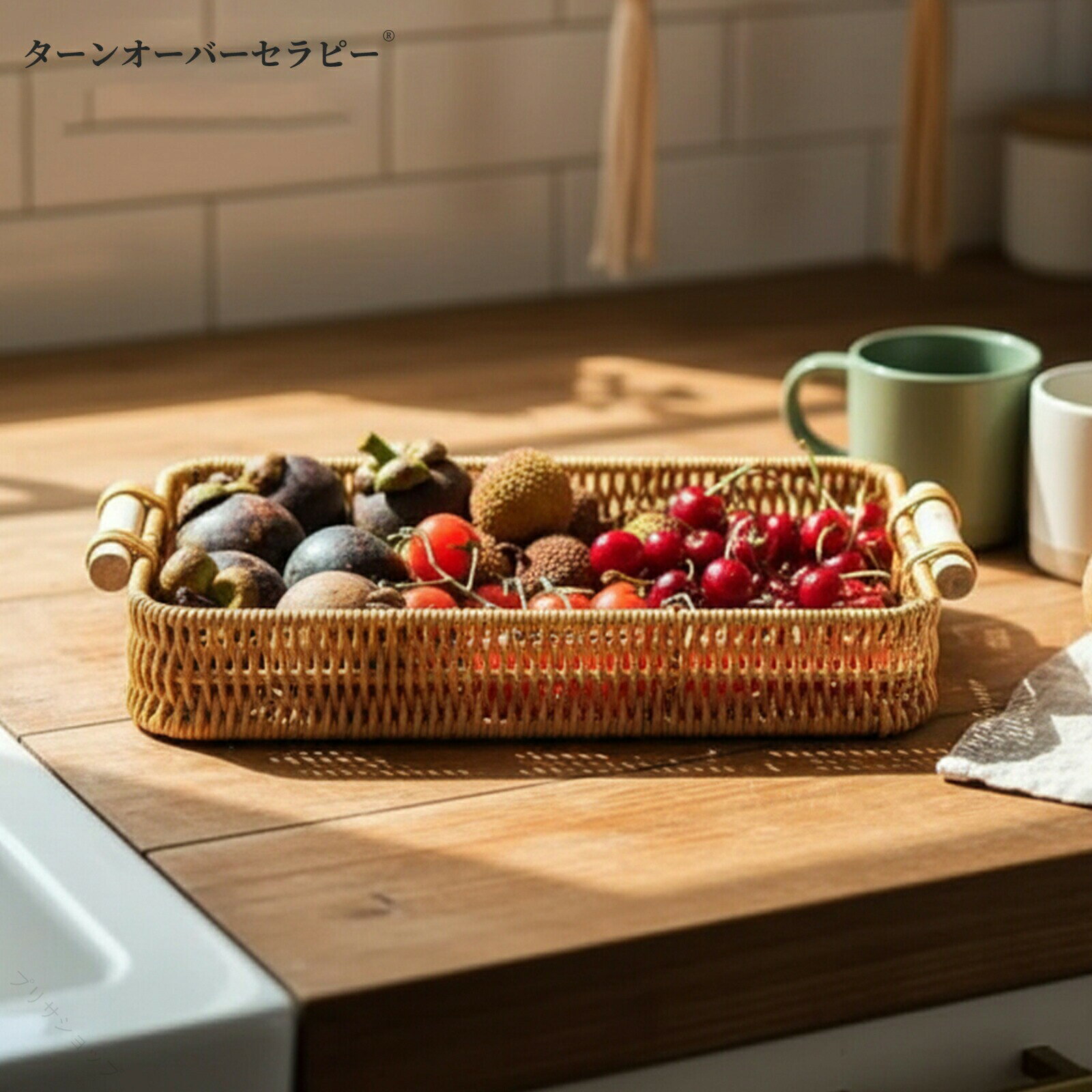 【商品サイズ】小さいサイズと大きいサイズの2つのサイズがあります。トランペットサイズ：縦30 cmx幅20 cmx高さ5.5 cm、大サイズ：縦35 cmx幅25 cmx高さ5.5 cm。トレイは側面の木製ハンドルで設計されており、持ち運びもサービスも簡単です。【材質】手編みpp材質と実木柄。伝統的な手編みは、藤の形をした材質を原料として、手工師が丹念に編んだもので、カビが生えにくく、清潔で便利で、材質が丈夫で丈夫で、編み目がしっかりしていて、装飾と収納の両立ができます。【多機能対応シーン】果物、パンかご、ビスケットトレイ、食品/紅茶/飲料サービストレイ、バットマン装飾トレイ、コーヒーテーブルトレイ、フルーツバスケット、ホステストレイ。仲居さんや花嫁さんへのプレゼントに最適です。【手入れが簡単】方青の手入れはとても簡単です。湿布で拭くだけです。pp材質は靭性がよく、異臭がなく、水を吸わず、水が溜まらず、底部は耐摩耗・滑り止めである。【安心保証】物語会社レイは、お客様に信頼性の高い高品質、高レベルのサービスを提供することを目的としています。当社から購入した製品は、ひとつひとつ丁寧にファスナーを施し、品質を保証しています。通常の利用でわからないことがあれば、いつでも教えてください。問い合わせには24時間以内に回答する。 【原産国／製造国: 中国】 .籐のサービストレーは大きいサイズで家庭用に最適。ハンドル付きで持ち運びやすく、フルーツ皿やパンケーキ皿、お菓子皿、おやつ皿として多用途に使えます。ドライフルーツの収納かごやリビング、ホテルのタオルトレーとしても活用可能。ナチュラルな竹製で軽量、キッチン用品やテーブルウェアとしても人気。おしゃれで実用的な収納バスケットをお探しの方におすすめです。。 指定された配送時間は承っておりません。【プリサショップ】