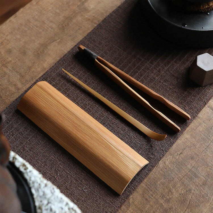 【商品コード】：y812886 【カラー】 ブラウン セット内容：3点セット 材質：竹 原産国：中国 【この商品について】 茶盤の色：ブラウン；サイズ：18x6.1x1.7cm。茶匙のサイズ：17.5x1x1.5cm 。茶挟のサイズ：18.5x1.4cm。 茶盤の材質：竹。湿気ることもなく、軽くて使いやすいです。茶筒の中に収まることができ、大きさ・質感ともとても良い。 瞑想ヨガ教室、茶文化アクセサリーツールに適用。茶室や野点の必需品です。本格的な高級感溢れる逸品。 天然竹製の茶スクープスプーンは、茶葉を保持するために使用され、茶葉を測定しやすい。日本のマッチ茶会に最適です。 お茶セットはリビングルーム、研究室、お茶会のセレブやオフィステーブルに配置するだけでなく、誕生日、母の日、父の日、友人、教師、同僚への中国文化の贈り物におすすめ。 ※簡易包装となりますのでご理解の程よろしくお願いします。 ※手動測定による1～3cmの測定偏差を許容してください。 ※モニターや光の効果が異なるため、実際の色は写真の色と若干異なる場合があります。 ※仕様・デザインは改良のため予告なく変更することがあります。【商品コード】：y812886 【カラー】 ブラウン セット内容：3点セット 材質：竹 原産国：中国 【この商品について】 茶盤の色：ブラウン；サイズ：18x6.1x1.7cm。茶匙のサイズ：17.5x1x1.5cm 。茶挟のサイズ：18.5x1.4cm。 茶盤の材質：竹。湿気ることもなく、軽くて使いやすいです。茶筒の中に収まることができ、大きさ・質感ともとても良い。 瞑想ヨガ教室、茶文化アクセサリーツールに適用。茶室や野点の必需品です。本格的な高級感溢れる逸品。 天然竹製の茶スクープスプーンは、茶葉を保持するために使用され、茶葉を測定しやすい。日本のマッチ茶会に最適です。 お茶セットはリビングルーム、研究室、お茶会のセレブやオフィステーブルに配置するだけでなく、誕生日、母の日、父の日、友人、教師、同僚への中国文化の贈り物におすすめ。 ※簡易包装となりますのでご理解の程よろしくお願いします。 ※手動測定による1～3cmの測定偏差を許容してください。 ※モニターや光の効果が異なるため、実際の色は写真の色と若干異なる場合があります。 ※仕様・デザインは改良のため予告なく変更することがあります。
