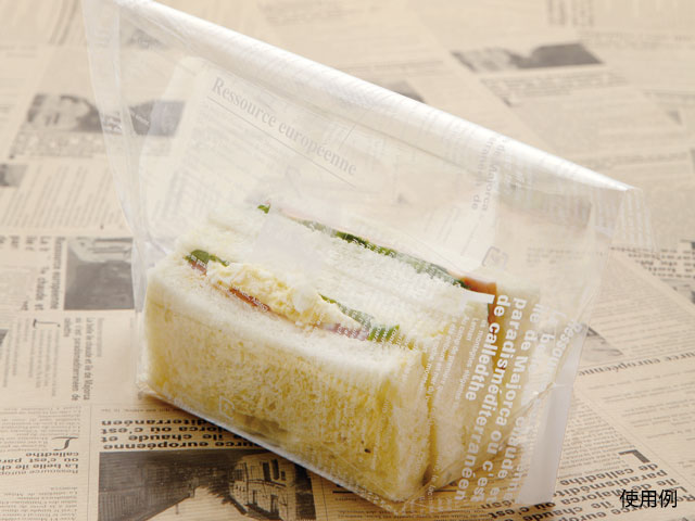 透明フィルムにフランス語新聞が印刷されたおしゃれな角型サンドイッチ袋です。底マチがあるため自立性はあります。※印刷は片面のみ。商品コード00299488メーカー名大阪ポリエチレン販売サイズ210×150mm、[底マチ]40mm材質OP関連商品(バラ)ヨーロピアン縦型サンド(A)ホワイト 即日 100枚関連商品(ケース)ヨーロピアン縦型サンド(A)ホワイト 即日 1000枚・注意事項：モニターの発色によって色が異なって見える場合がございます。・領収書については、楽天お客様マイページから、商品出荷後にお客様自身で印刷して頂きますようお願い申し上げます。・本店では一つの注文に対して、複数の送り先を指定することができません。お手数おかけしますが、注文を分けていただきます様お願い致します。・支払い方法で前払いを指定されて、支払いまで日数が空く場合、商品が廃番もしくは欠品になる恐れがございます。ご了承ください。・注文が重なった場合、発送予定日が遅れる可能性がございます。ご了承ください。・お急ぎの場合はなるべく支払い方法で前払い以外を選択いただきます様お願い致します。支払い時期によっては希望納期に間に合わない場合がございます。