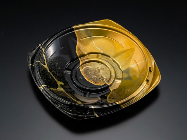 海鮮丼が映える、専用容器。角丸形状で売場のデッドスペースを削減。金と黒の配色で高級感を演出。サイズ：180×180×28mm材質：HIPS重量：12g商品コード00316303メーカー名リスパックサイズ180×180×28mm材質HIPS重量12.00g電子レンジ不可種別本体のみ対応蓋（別売）バイオPET 海専丼 180OC関連商品(バラ)海専丼180B浅 ゆうりゅう金 50点関連商品(小箱)海専丼180B浅 ゆうりゅう金 150点関連商品(ケース)海専丼180B浅 ゆうりゅう金 600点・注意事項：モニターの発色によって色が異なって見える場合がございます。・領収書については、楽天お客様マイページから、商品出荷後にお客様自身で印刷して頂きますようお願い申し上げます。・本店では一つの注文に対して、複数の送り先を指定することができません。お手数おかけしますが、注文を分けていただきます様お願い致します。・支払い方法で前払いを指定されて、支払いまで日数が空く場合、商品が廃番もしくは欠品になる恐れがございます。ご了承ください。・注文が重なった場合、発送予定日が遅れる可能性がございます。ご了承ください。・お急ぎの場合はなるべく支払い方法で前払い以外を選択いただきます様お願い致します。支払い時期によっては希望納期に間に合わない場合がございます。