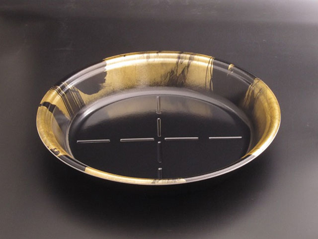 十文字の盛り付け目安付き丸桶。黒筆模様で重厚感UP。本体のみ、蓋は別売りです。サイズ：325×325×45mm材質：PSP重量：22g商品コード00533485メーカー名リスパックサイズ325×325×45mm材質PSP重量22.00g電子レンジ不可種別本体のみ対応蓋（別売）バイオPET 丸桶 4 蓋関連商品(バラ)丸桶 4B 本丸金 本体 10点関連商品(ケース)丸桶 4B 本丸金 本体 200点・注意事項：モニターの発色によって色が異なって見える場合がございます。・領収書については、楽天お客様マイページから、商品出荷後にお客様自身で印刷して頂きますようお願い申し上げます。・本店では一つの注文に対して、複数の送り先を指定することができません。お手数おかけしますが、注文を分けていただきます様お願い致します。・支払い方法で前払いを指定されて、支払いまで日数が空く場合、商品が廃番もしくは欠品になる恐れがございます。ご了承ください。・注文が重なった場合、発送予定日が遅れる可能性がございます。ご了承ください。・お急ぎの場合はなるべく支払い方法で前払い以外を選択いただきます様お願い致します。支払い時期によっては希望納期に間に合わない場合がございます。