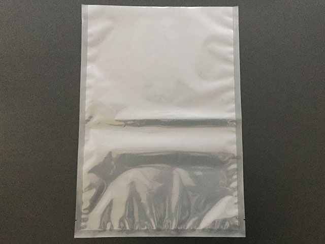 自動充填性に優れた三方製袋ポリ袋。冷凍マグロなどのノンバリア性が求められる冷凍食品に最適。ボイル不可。厚さ：0.07mm重量：14レンジ：レンジ不可規格説明：三方シール巾：各10mm 耐ボイル温度：60℃以下材質：LDPE商品コード00567160メーカー名福助工業重量14.00g関連商品(バラ)凹キューブ70 19 ノッチ付 100点関連商品(ケース)凹キューブ70 19 ノッチ付 700点・注意事項：モニターの発色によって色が異なって見える場合がございます。・領収書については、楽天お客様マイページから、商品出荷後にお客様自身で印刷して頂きますようお願い申し上げます。・本店では一つの注文に対して、複数の送り先を指定することができません。お手数おかけしますが、注文を分けていただきます様お願い致します。・支払い方法で前払いを指定されて、支払いまで日数が空く場合、商品が廃番もしくは欠品になる恐れがございます。ご了承ください。・注文が重なった場合、発送予定日が遅れる可能性がございます。ご了承ください。・お急ぎの場合はなるべく支払い方法で前払い以外を選択いただきます様お願い致します。支払い時期によっては希望納期に間に合わない場合がございます。