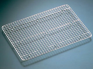 抜けにくく滑りにくい小さな食材対応タイプ。サイズ：奥行250mm、アミ目のピッチ約12mm角商品コード00196363関連商品(バラ)18-8クリンプ目バットアミ 8枚取 1点・注意事項：モニターの発色によって色が異なって見える場合がございます。・領収書については、楽天お客様マイページから、商品出荷後にお客様自身で印刷して頂きますようお願い申し上げます。・本店では一つの注文に対して、複数の送り先を指定することができません。お手数おかけしますが、注文を分けていただきます様お願い致します。・支払い方法で前払いを指定されて、支払いまで日数が空く場合、商品が廃番もしくは欠品になる恐れがございます。ご了承ください。・注文が重なった場合、発送予定日が遅れる可能性がございます。ご了承ください。・お急ぎの場合はなるべく支払い方法で前払い以外を選択いただきます様お願い致します。支払い時期によっては希望納期に間に合わない場合がございます。
