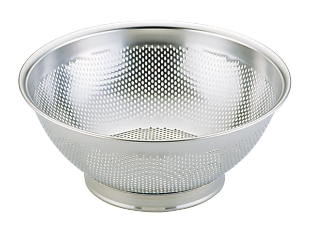 底面に足があり、水切りに最適なザルです。サイズ：直径φ195×高さ75mm、パンチング穴φ2.2mm材質：18-8ステンレス商品コード00317345メーカー名YUKIWA関連商品(バラ)UK 水切りザル18 1点・注意事項：モニターの発色...