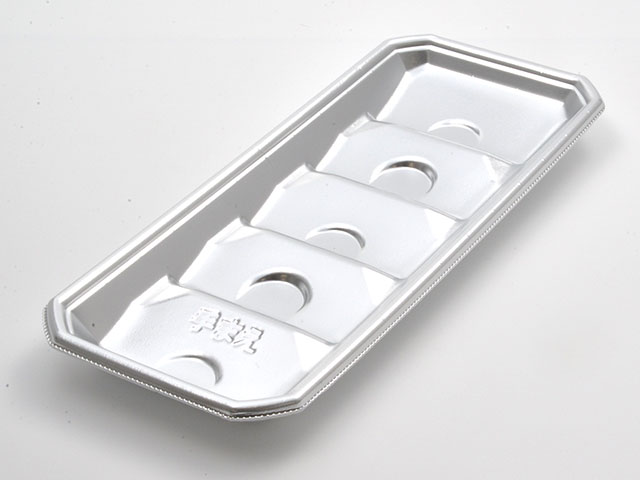 段付きのシルバートレー。※蓋は別売り。サイズ：270×111×22mm／材質：PSP／重量：6g商品コード00317855メーカー名エフピコ重量6.00g電子レンジ不可種別本体のみ関連商品(バラ)MV-27-11 デラックス 50点関連商品(ケース)MV-27-11 デラックス 1200点・注意事項：モニターの発色によって色が異なって見える場合がございます。・領収書については、楽天お客様マイページから、商品出荷後にお客様自身で印刷して頂きますようお願い申し上げます。・本店では一つの注文に対して、複数の送り先を指定することができません。お手数おかけしますが、注文を分けていただきます様お願い致します。・支払い方法で前払いを指定されて、支払いまで日数が空く場合、商品が廃番もしくは欠品になる恐れがございます。ご了承ください。・注文が重なった場合、発送予定日が遅れる可能性がございます。ご了承ください。・お急ぎの場合はなるべく支払い方法で前払い以外を選択いただきます様お願い致します。支払い時期によっては希望納期に間に合わない場合がございます。