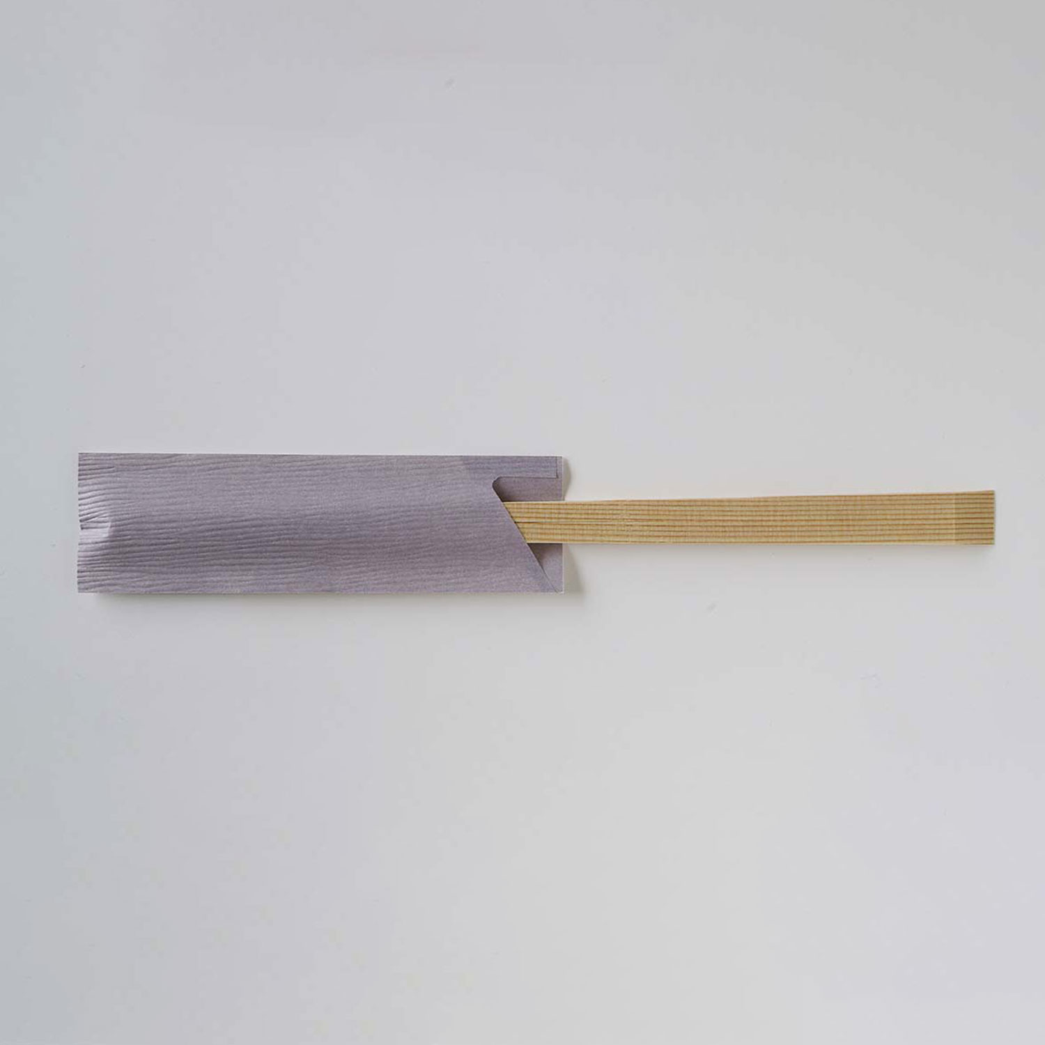 「責任ある森林管理」を推進する機関の「FSC森林認証制度」に基づいて伐採された木材を原料した紙を使用しています。認証された製品が市場で高く認知され、消費者の環境保全の意識を高める事を目的にしています。250枚帯×4のシュリンク包装です。サイズ：約37.7×130mm材質：FSC森林認証紙重量：850g商品コード00697532メーカー名溝端紙工印刷サイズ約37.7×130mm重量850.00g種別本体のみ関連商品(バラ)FSC箸袋日本の色ハカマあさむらさき1000枚 1点・注意事項：モニターの発色によって色が異なって見える場合がございます。・領収書については、楽天お客様マイページから、商品出荷後にお客様自身で印刷して頂きますようお願い申し上げます。・本店では一つの注文に対して、複数の送り先を指定することができません。お手数おかけしますが、注文を分けていただきます様お願い致します。・支払い方法で前払いを指定されて、支払いまで日数が空く場合、商品が廃番もしくは欠品になる恐れがございます。ご了承ください。・注文が重なった場合、発送予定日が遅れる可能性がございます。ご了承ください。・お急ぎの場合はなるべく支払い方法で前払い以外を選択いただきます様お願い致します。支払い時期によっては希望納期に間に合わない場合がございます。