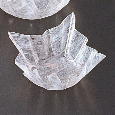 質感が持つ爽やかなイメージで季節感溢れるメニューを演出できます。松花堂やおせち料理の珍味入れ等にご使用できます。サイズ：縦9.5×横9.5×高5cm(底径φ5.5cm)材質：PETフィルム製重量：396g商品コード00375766メーカー名マイン重量396.00g電子レンジ可関連商品(バラ)旬彩の器 雲龍 (小) 白 300枚入 1点・注意事項：モニターの発色によって色が異なって見える場合がございます。・領収書については、楽天お客様マイページから、商品出荷後にお客様自身で印刷して頂きますようお願い申し上げます。・本店では一つの注文に対して、複数の送り先を指定することができません。お手数おかけしますが、注文を分けていただきます様お願い致します。・支払い方法で前払いを指定されて、支払いまで日数が空く場合、商品が廃番もしくは欠品になる恐れがございます。ご了承ください。・注文が重なった場合、発送予定日が遅れる可能性がございます。ご了承ください。・お急ぎの場合はなるべく支払い方法で前払い以外を選択いただきます様お願い致します。支払い時期によっては希望納期に間に合わない場合がございます。