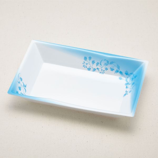 美しく見せることでより新鮮に、美味しく見える高級志向の容器です。サイズ：140×210×33mm材質：PSP+PSラミ重量：6g商品コード00006841メーカー名青葉紙業サイズ140×210×33mm材質PSP+PSラミ重量6.00g電子レンジ不可種別本体のみ対応蓋（別売）つづみざら 150(蓋)透明関連商品(ケース)つづみざら 150 かずら 900点・注意事項：モニターの発色によって色が異なって見える場合がございます。・領収書については、楽天お客様マイページから、商品出荷後にお客様自身で印刷して頂きますようお願い申し上げます。・本店では一つの注文に対して、複数の送り先を指定することができません。お手数おかけしますが、注文を分けていただきます様お願い致します。・支払い方法で前払いを指定されて、支払いまで日数が空く場合、商品が廃番もしくは欠品になる恐れがございます。ご了承ください。・注文が重なった場合、発送予定日が遅れる可能性がございます。ご了承ください。・お急ぎの場合はなるべく支払い方法で前払い以外を選択いただきます様お願い致します。支払い時期によっては希望納期に間に合わない場合がございます。