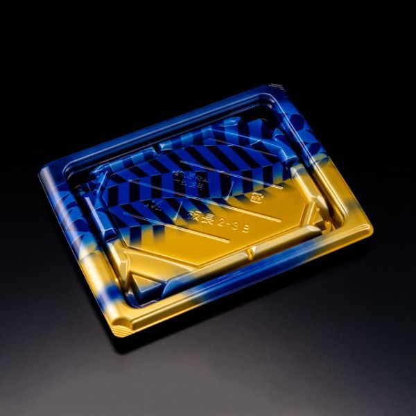 高質感ある高下駄形状の6貫用寿司容器。蓋が外れにくくネタ・シャリ共に乾き低減効果のあるスマート勘合で作業効率UPと美味しさキープ。容器の内壁・細溝・溝を埋める勘合位置で寿司転びを抑制し売場やマイバッグでも美しい盛付けをキープします。深い紺と鮮やかな青色の組み合わせで鮮度感を演出し旬魚を引き立てます。おすすめメニューは旬魚握り。サイズ：190×142×24mm材質：バイオマスプラ重量：13g商品コード00312196メーカー名リスパックサイズ190×142×24mm材質バイオマスプラ重量13.00g電子レンジ不可種別本体のみ対応蓋（別売）バイオ板長 2-3 OC関連商品(バラ)バイオ板長 2-3B きえん青 50点関連商品(ケース)バイオ板長 2-3B きえん青 600点・注意事項：モニターの発色によって色が異なって見える場合がございます。・領収書については、楽天お客様マイページから、商品出荷後にお客様自身で印刷して頂きますようお願い申し上げます。・本店では一つの注文に対して、複数の送り先を指定することができません。お手数おかけしますが、注文を分けていただきます様お願い致します。・支払い方法で前払いを指定されて、支払いまで日数が空く場合、商品が廃番もしくは欠品になる恐れがございます。ご了承ください。・注文が重なった場合、発送予定日が遅れる可能性がございます。ご了承ください。・お急ぎの場合はなるべく支払い方法で前払い以外を選択いただきます様お願い致します。支払い時期によっては希望納期に間に合わない場合がございます。