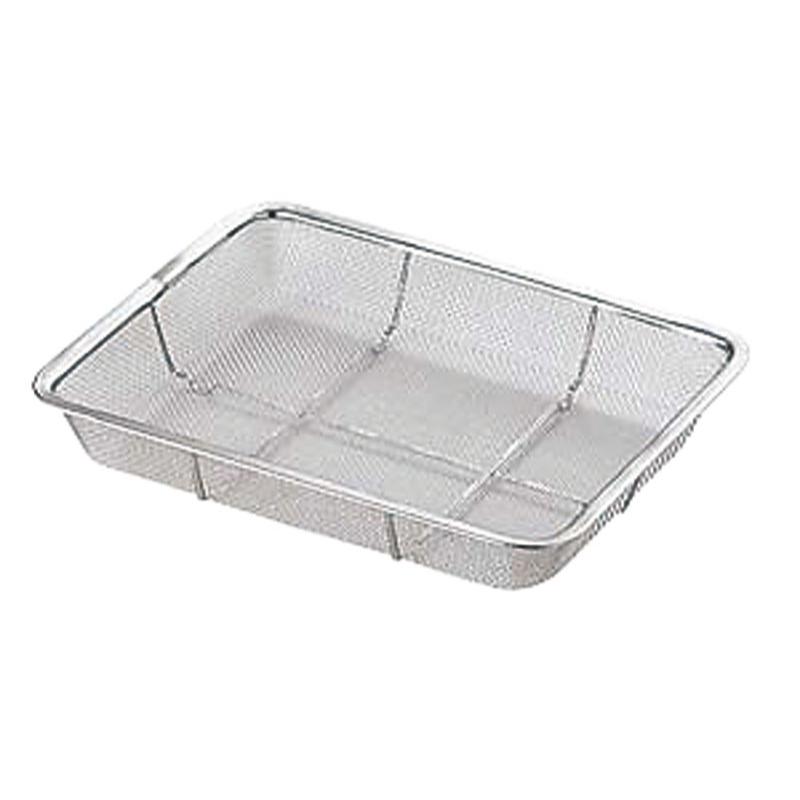 角バットに合わせてご使用できます。オールステンレス製で熱にも強く高温殺菌も可能です。本体フレーム部の底に脚を付けていますので、そのまま床に置いても水切りできます。食品の水切りや各種部品の洗浄作業に人気の商品です。線0.4×11メッシュ。サイズ：[外寸]295×233×43mm材質：18-8ステンレス[品番]038024商品コード00472348メーカー名本間冬治工業サイズ[外寸]295×233×43mm材質18-8ステンレス関連商品(ケース)18-8浅型バットン 15枚取 1点・注意事項：モニターの発色によって色が異なって見える場合がございます。・領収書については、楽天お客様マイページから、商品出荷後にお客様自身で印刷して頂きますようお願い申し上げます。・本店では一つの注文に対して、複数の送り先を指定することができません。お手数おかけしますが、注文を分けていただきます様お願い致します。・支払い方法で前払いを指定されて、支払いまで日数が空く場合、商品が廃番もしくは欠品になる恐れがございます。ご了承ください。・注文が重なった場合、発送予定日が遅れる可能性がございます。ご了承ください。・お急ぎの場合はなるべく支払い方法で前払い以外を選択いただきます様お願い致します。支払い時期によっては希望納期に間に合わない場合がございます。