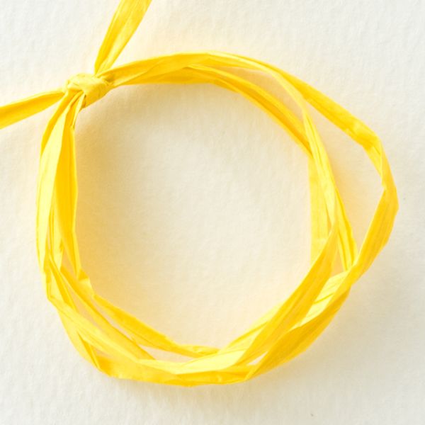 ナチュラルな少し幅のある紙素材のリボンです。何本か合わせて使うのがオススメ！サイズ：W5mm×50m巻材質：紙商品コード00219834メーカー名ヘッズサイズW5mm×50m巻材質紙関連商品(バラ)ペーパーラフィア(黄)(1巻) 1点・注意事項：モニターの発色によって色が異なって見える場合がございます。・領収書については、楽天お客様マイページから、商品出荷後にお客様自身で印刷して頂きますようお願い申し上げます。・本店では一つの注文に対して、複数の送り先を指定することができません。お手数おかけしますが、注文を分けていただきます様お願い致します。・支払い方法で前払いを指定されて、支払いまで日数が空く場合、商品が廃番もしくは欠品になる恐れがございます。ご了承ください。・注文が重なった場合、発送予定日が遅れる可能性がございます。ご了承ください。・お急ぎの場合はなるべく支払い方法で前払い以外を選択いただきます様お願い致します。支払い時期によっては希望納期に間に合わない場合がございます。