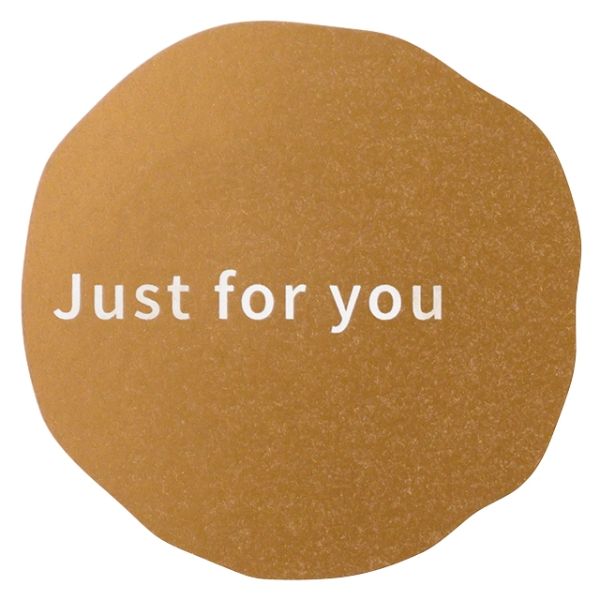 フリーハンド風のゆるい曲線がかわいい丸型のギフトシールです。渋い色味のマットゴールドに「Just for you」のメッセージが入ったシンプルなデザインがおしゃれ！貼るだけでスタイリッシュなギフトラッピングが作れます。ゆらぎのある円形なので、貼付時に少し傾いても自然な感じに仕上がるのもポイントです。はがれやすい梨地素材にもお使いいただける強粘着タイプのギフトシールです。強粘着シール。サイズ：W41×H41mmシート材質：上質紙商品コード00453110メーカー名ヘッズサイズW41×H41mmシート材質上質紙関連商品(ケース)ジャストフォーユーギフトシール-2 マットゴールド(100枚) 1点・注意事項：モニターの発色によって色が異なって見える場合がございます。・領収書については、楽天お客様マイページから、商品出荷後にお客様自身で印刷して頂きますようお願い申し上げます。・本店では一つの注文に対して、複数の送り先を指定することができません。お手数おかけしますが、注文を分けていただきます様お願い致します。・支払い方法で前払いを指定されて、支払いまで日数が空く場合、商品が廃番もしくは欠品になる恐れがございます。ご了承ください。・注文が重なった場合、発送予定日が遅れる可能性がございます。ご了承ください。・お急ぎの場合はなるべく支払い方法で前払い以外を選択いただきます様お願い致します。支払い時期によっては希望納期に間に合わない場合がございます。
