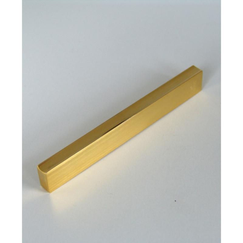 シンプルで使いやすいデザイン。材質：18-8ステンレス、金メッキ品番：279397商品コード00482310サイズ120×8×16mm材質18-8ステンレス、金メッキ関連商品(ケース)LW 18-8 ナイフレスト フラット F120 金仕上 1枚・注意事項：モニターの発色によって色が異なって見える場合がございます。・領収書については、楽天お客様マイページから、商品出荷後にお客様自身で印刷して頂きますようお願い申し上げます。・本店では一つの注文に対して、複数の送り先を指定することができません。お手数おかけしますが、注文を分けていただきます様お願い致します。・支払い方法で前払いを指定されて、支払いまで日数が空く場合、商品が廃番もしくは欠品になる恐れがございます。ご了承ください。・注文が重なった場合、発送予定日が遅れる可能性がございます。ご了承ください。・お急ぎの場合はなるべく支払い方法で前払い以外を選択いただきます様お願い致します。支払い時期によっては希望納期に間に合わない場合がございます。