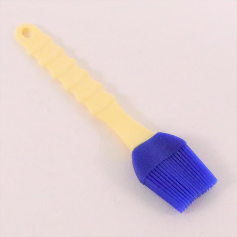 毛先が抜けないシリコン製耐熱ハケ。先端のハケ部分を柄から抜いて洗浄ができ、温風、熱湯、殺菌などに対応し衛生的です。耐熱温度：200℃。材質：[ハケ]シリコンゴム、[柄]66ナイロンメーカー品番：066092商品コード00497591材質[ハケ]シリコンゴム、[柄]66ナイロン関連商品(ケース)シリコンハケ 45mm 大 青 1枚・注意事項：モニターの発色によって色が異なって見える場合がございます。・領収書については、楽天お客様マイページから、商品出荷後にお客様自身で印刷して頂きますようお願い申し上げます。・本店では一つの注文に対して、複数の送り先を指定することができません。お手数おかけしますが、注文を分けていただきます様お願い致します。・支払い方法で前払いを指定されて、支払いまで日数が空く場合、商品が廃番もしくは欠品になる恐れがございます。ご了承ください。・注文が重なった場合、発送予定日が遅れる可能性がございます。ご了承ください。・お急ぎの場合はなるべく支払い方法で前払い以外を選択いただきます様お願い致します。支払い時期によっては希望納期に間に合わない場合がございます。