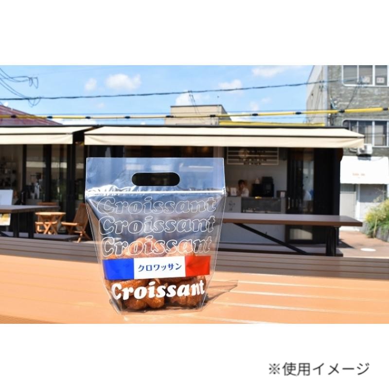 クロワッサンの文字をあしらった専用袋となります。本場フランスのトリコロール国旗をあしらい、売り場でも存在感のあるデザインです！ジップ付きタイプで、持ち帰り後もパンの保存がしやすくより衛生的にも安心感を与えます。持ち手が付いているのでさっと手が伸びやすいです。サイズ：230×110×250mm材質：OPP品番：11412商品コード00825056メーカー名パケドゥソレイユサイズ230×110×250mm材質OPP種別本体のみ関連商品(バラ)ジップ付きクロワッサン詰め合わせ袋 100点関連商品(ケース)ジップ付きクロワッサン詰め合わせ袋 2000点・注意事項：モニターの発色によって色が異なって見える場合がございます。・領収書については、楽天お客様マイページから、商品出荷後にお客様自身で印刷して頂きますようお願い申し上げます。・本店では一つの注文に対して、複数の送り先を指定することができません。お手数おかけしますが、注文を分けていただきます様お願い致します。・支払い方法で前払いを指定されて、支払いまで日数が空く場合、商品が廃番もしくは欠品になる恐れがございます。ご了承ください。・注文が重なった場合、発送予定日が遅れる可能性がございます。ご了承ください。・お急ぎの場合はなるべく支払い方法で前払い以外を選択いただきます様お願い致します。支払い時期によっては希望納期に間に合わない場合がございます。
