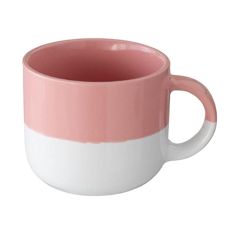 ツートンカラーがかわいいピンクの陶器のマグカップです。箱に入れて納品いたしますので、そのまま雑貨として販売していただけます。お菓子などを入れるラッピングの器としてもおすすめです。取扱説明書・箱付。食品対応。手作りの為、多少のサイズ違い・ゆがみ、色ムラが発生する場合がございます。直火にかけたり、火のそばには置かないでください。ワレモノの為、お取り扱いにご注意ください。電子レンジやオーブン、またはオーブントースターでは使用しないでください。食器洗浄乾燥機の使用不可。食品衛生法適合商品。サイズ：W120(70)×H80mm材質：陶器容量：約345ml原産国／製造国：中国商品コード00829605メーカー名ヘッズサイズW120(70)×H80mm材質陶器容量約345ml・注意事項：モニターの発色によって色が異なって見える場合がございます。・領収書については、楽天お客様マイページから、商品出荷後にお客様自身で印刷して頂きますようお願い申し上げます。・本店では一つの注文に対して、複数の送り先を指定することができません。お手数おかけしますが、注文を分けていただきます様お願い致します。・支払い方法で前払いを指定されて、支払いまで日数が空く場合、商品が廃番もしくは欠品になる恐れがございます。ご了承ください。・注文が重なった場合、発送予定日が遅れる可能性がございます。ご了承ください。・お急ぎの場合はなるべく支払い方法で前払い以外を選択いただきます様お願い致します。支払い時期によっては希望納期に間に合わない場合がございます。