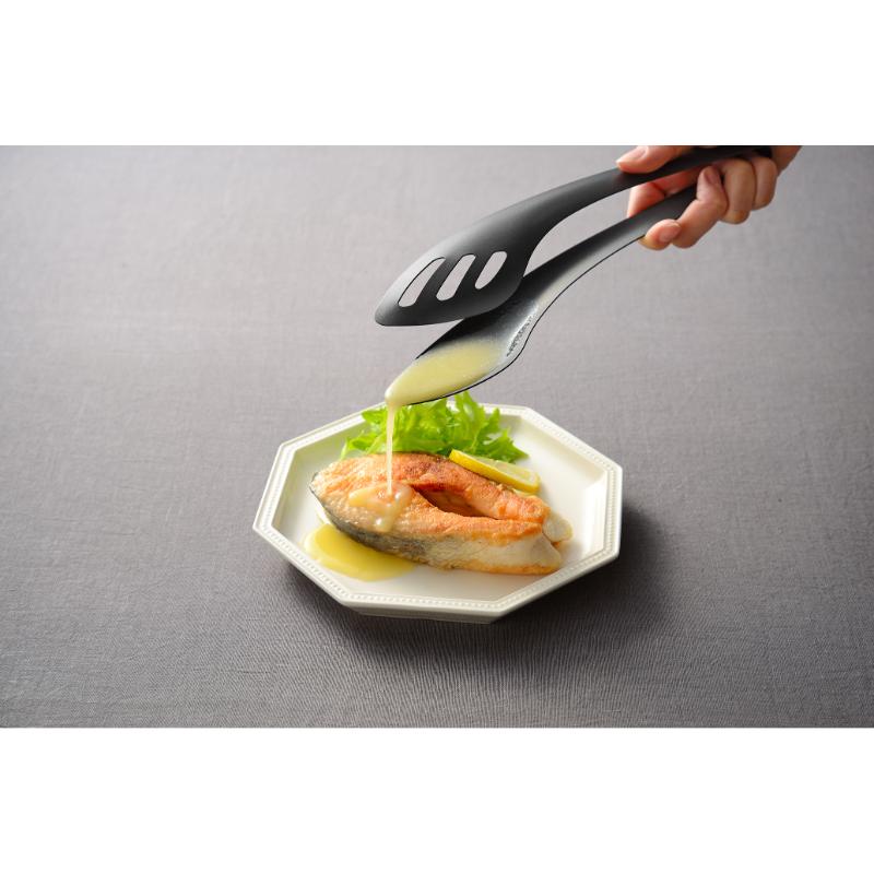 薄いお肉もしっかりつかめテーブルで邪魔になりません。食器洗い乾燥機使用不可。サイズ：257×49mm材質：ステンレス鋼(クロム18％)(ふっ素樹脂塗膜加工)重量：150g原産国／製造国：日本メーカー品番：144400商品コード00846903メーカー名オークスサイズ257×49mm材質ステンレス鋼(クロム18％)(ふっ素樹脂塗膜加工)重量150.00g関連商品(バラ)ソースもすくえるガッシリトング ブラックAUT1444 1点関連商品(小箱)ソースもすくえるガッシリトング ブラックAUT1444 10点関連商品(ケース)ソースもすくえるガッシリトング ブラックAUT1444 60点・注意事項：モニターの発色によって色が異なって見える場合がございます。・領収書については、楽天お客様マイページから、商品出荷後にお客様自身で印刷して頂きますようお願い申し上げます。・本店では一つの注文に対して、複数の送り先を指定することができません。お手数おかけしますが、注文を分けていただきます様お願い致します。・支払い方法で前払いを指定されて、支払いまで日数が空く場合、商品が廃番もしくは欠品になる恐れがございます。ご了承ください。・注文が重なった場合、発送予定日が遅れる可能性がございます。ご了承ください。・お急ぎの場合はなるべく支払い方法で前払い以外を選択いただきます様お願い致します。支払い時期によっては希望納期に間に合わない場合がございます。