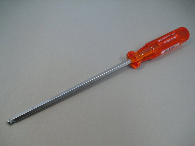 サイズ…8.0mm 適合キャップスクリュー…M10 適合セットスクリュー…M16 軸長…180mm 全長…290mm 質量…150g ●精密に作られたボールポイントで斜め30°の角度までネジを回すことが可能です。 ●硬度はHRC59と大変高く、しかも強靭に作られているので、耐摩擦性、持久性に優れ、高トルクをかけることができます。 ●ISO、DIN規格の最大値でもHRC52となります。 ●グリップは木やコットンから生まれた自然素材を含むCAB(セルロース・アセト・ブチレイト)で作られています。 ●何十年にも渡って支持されている、溝を設けたグリップは握るのに最適な形状で、高いトルクを確実に伝えることができます。 206.S1.27-50 206.S1.5-70 206.S2-80 206.S2.5-90 206.S3-100 206.S4-120 206.S5-140 206.S6-160 206.S8-180 206.S10-200 205.0.89-40 205.1.27-50 205.1.5-70 205.2-80 205.2.5-90 205.3-100 205.3.5-110 205.4-120 205.5-140 205.6-160 ロング六角ドライバーはこちら クラシックドライバーセットはこちら スイスグリップドライバーはこちらPBスイスツールの赤いハンドルのドライバーは、工場内での組み立てや修理・保全から家庭での工作やDIYやレジャーなど、 あらゆる場面で愛用されており、そのクオリティの高さが証明しています。人間工学に基づいた溝のデザインと滑らかで吸い付くような表面仕上げのハンドルにより高いトルクをかけることができます。高品質な透明の樹脂製ハンドルは耐衝撃性に優れ、オイルやガソリンに対し耐性があります。