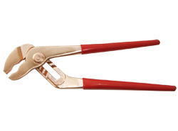 ●口開きを調節してパイプや丸棒等をつかんで作業を行う配管工事等には欠かせない工具です。 最大口開65mm 全長360mm 質量840g◆ガソリン化学工業、石油・ガス産業、爆薬製造工場、造船所、航空業界、医薬などあらゆる産業で広く使われていま...