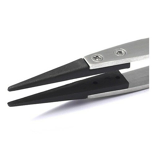 ●耐熱温度…240℃ ●材質…チップ：合成繊維(ESD)、ハンドル：ステンレス ●サイズ 先端：直・細 ●先端幅：1.5mm ●全長：110mm ●ESD…意味は静電気を放電する。静電気は電子回路や半導体部分を破壊する恐れがあるので、電子部...