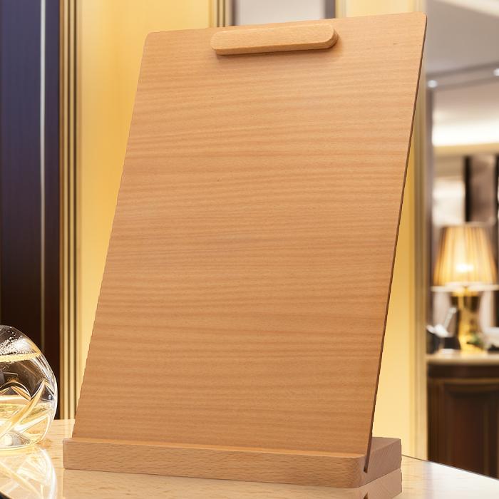 【その他のサインホルダーはこちらのバナーからどうぞ！】 【その他の木製製品はこちらのバナーからどうぞ！】Wooden Sign Holder &nbsp; -プラスチック不使用の木製サインホルダー- 木製サインホルダー　A4　ナチュラル　EQN-4000 環境に配慮した、プラスチック不使用のA4サイズ木製サインホルダーです。 チラシやメニュー表を上部のマグネットで挟んで固定してお使いいただくスタイルです。 台座に立てれば、掲示物が見やすいL型のスタンド型サインホルダーになります。 また台座から取り外すと、木製クリップボードとしてもお使いいただける仕様となっています。 落ち着いた印象の木目カラーですので、飲食店はもちろん、ホテルのフロント等でのご使用にもいかがでしょうか。 ※こちらの製品は材質の特性上、全く同じ木目の商品はございません。予めご了承ください。 【商品明細・スペック】 外寸サイズ（L型時） 適合用紙サイズ 材質 W230×D130×H323mm W210×H297mm 製・ネオジウム磁石