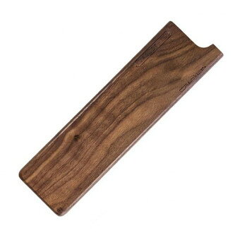 内蔵のマグネットで刃が包丁カバーにフィットする、汎用の包丁カバーです。自然な風合いとやさしい手触りの天然木(ウォールナット:くるみの木)を使用し、一つ一つ手作業で仕上げられています。包丁を差し込むと刃の峰が内蔵マグネットに吸い付き、包丁カバーから抜けにくくなります。 刃の峰の部分をマグネットで吸着するため、刃先や刃の腹がカバーに接触しにくく、刃を傷めにくい構造。お手元の包丁のサイズをご確認の上、適合サイズをお選び下さい。【注意】※セラミックやチタン等、磁石が付かない刃にはご使用できません。※包丁・ナイフの形状によってはご使用できない場合がございます。※本製品は刃を保護するための簡易的なカバーです。※天然木製ですので、水に浸けたり濡らさないで下さい。水が付いた場合はすぐに乾いた布で拭き取って下さい。※天然素材のハンドメイド仕上品ですので、木目や仕上がりに差がみられる場合があります。※ナイフは十分乾燥させてから挿入して下さい。※本来の用途以外に使用しないで下さい。※汚れた場合は湿らせたふきんで拭き取って下さい。※食器洗い機、食器乾燥機はご使用できません。※火に近付けないで下さい。※幼児の手の届く所に置かないで下さい。※製造上、表面に傷がみられる場合があります。※パッケージや製品の仕様は予告なく変更になる場合がざいます。※お使いのモニター設定等により実際の商品と色味が異なって見える場合がございます。サイズ幅229×奥行63×高さ11mm個装サイズ：30.5×8×1.1cm重量80g個装重量：83g素材・材質天然木、マグネット生産国中国 広告文責 有限会社プロフィット 079-559-5884fk094igrjs4〜6営業日前後で発送予定