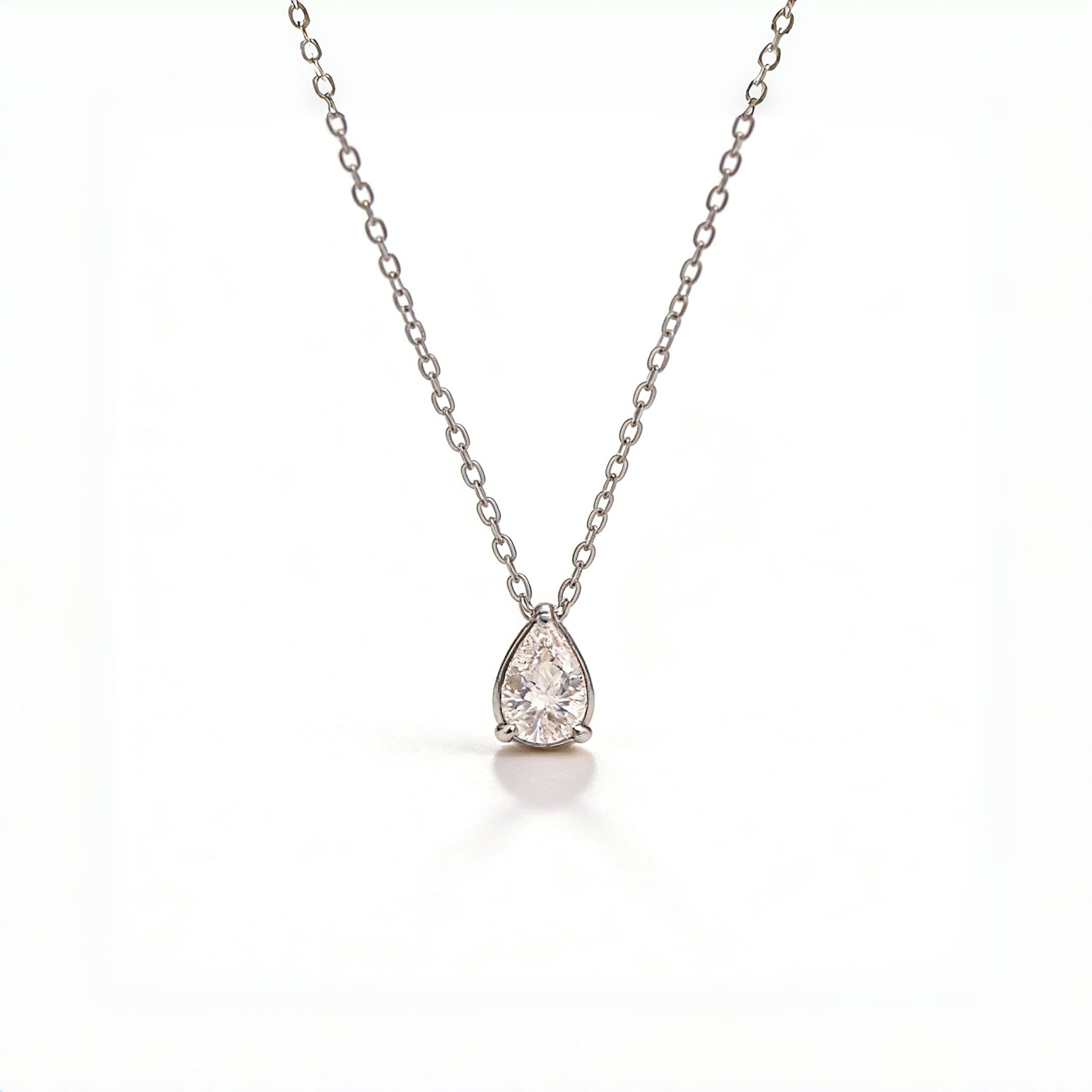 【Catch】 朝のオフィスに差し込む、やさしい日差しのように。 【Story】 忙しい毎日の中でも、装いに迷わず手に取れる一粒ネックレス。 控えめな輝きが首元にそっと寄り添い、 シャツやジャケット、ニットスタイルにも自然に馴染みます。 主...