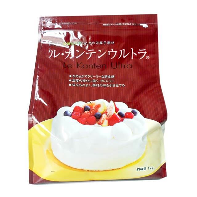 商品特長 ル・カンテンウルトラは、『低ゼリー強度寒天』を原料にした洋菓子用の寒天です。 分子量を通常の寒天の約1/20にすることで、しっかりとした形を保ちながらも、口の中に入れると溶けるような食感を作ることができます。また、温度変化に強く、50℃まで上昇させても型崩れしません。一般的な寒天と異なり、沸騰させることなく80℃に加熱してお使いください。 使用例）プリン、ブリュレ、ゼリー、寒天ショコラ、ナパージュ用透明ゼリーなど。 仕様 ■名称：寒天加工品 ■原材料名：粉あめ、寒天 ■内容量：1kg ■賞味期限：商品パッケージに記載 ■保存方法：直射日光を避け、常温で保存してください。 ■製造者：伊那食品工業株式会社 F（長野県伊那市西春近5074） 配送形態 常温 【異なる温度帯の商品をご注文頂いた場合】 ※常温便・冷蔵便・冷凍便、複数ご注文の場合、品質上問題のないものは、冷蔵便、冷凍便の商品を優先に同一梱包にさせて頂きます。 在庫区分 在庫商品 ※在庫切れの場合は、お届けまでにお時間をいただくことがあります。 その他の情報 ※商品パッケージや仕様は予告なく変更になる場合がございます。 関連商品 ル・カンテンウルトラ【50g】