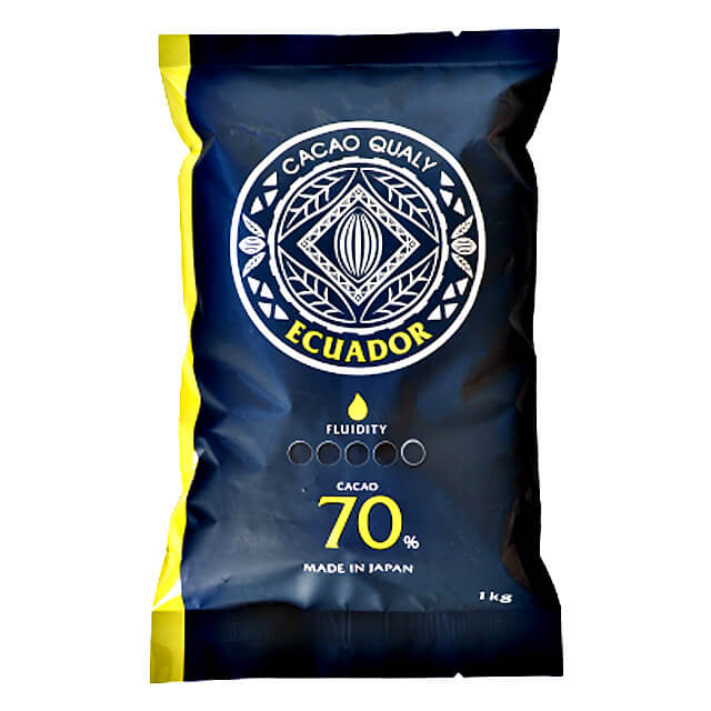 カカオクオリーは、カカオ豆の選定、品質管理そして製造工程のすべてを真摯に見直し、これまで以上に品質のこだわったシリーズです。 エクアドル産カカオを使用したシングルビーンチ代表的なフレーバービーンであるエクアドル産カカオ豆を使用したシングルビーンチョコレート。 農園を指定し、高品質なアリバ種のみを選定。生産者と検討を重ね、発酵方法を指定することで、フローラルかつフルーティな香りを存分に引き出しています。 ※シングルビーンとは、カカオマスに使用するカカオ豆の産地が単一産地であることを意味しています。 ■名称:チョコレート ■原材料名:カカオマス(エクアドル産カカオ豆100%使用)、砂糖、ココアバター/レシチン、(一部に乳成分・大豆を含む) ■内容量:1kg ■賞味期限:商品パッケージに記載 ■保存方法:直射日光を避け、20℃以下に保管。臭い移りのおそれのない場所に保管。 ■販売者:不二製油株式会社 +FYF(大阪府泉佐野市住吉町1番地) ■栄養成分表示（100g当たり）推定値 エネルギー：613kcal　たんぱく質：8.1g　脂質：45.0g　炭水化物：43.8g　食塩相当量：0g　 ■配送形態:夏季冷蔵 ※常温便・冷蔵便をご注文の場合、冷蔵便の商品を優先に同一梱包にさせて頂きます。 ※品質保持のため、夏季期間（4月〜10月頃、おおよその気温が20℃前後）は冷蔵便で発送します。なお、気候条件等により温度帯の変更時期が変わることがございますので、予めご了承ください。 ■その他の情報 ※お取り寄せ商品のため、お届けまでにお時間をいただきます。 ※商品パッケージや仕様は予告なく変更になる場合がございます。食品表示情報につきましては、お手元に届きました商品の食品表示を必ずご確認いただきますようお願いします。■関連商品 夏季冷蔵 不二製油 カカオクオリー ブレンドミルク40% 1kg 夏季冷蔵 不二製油 カカオクオリー ブレンドビター65% 1kg　
