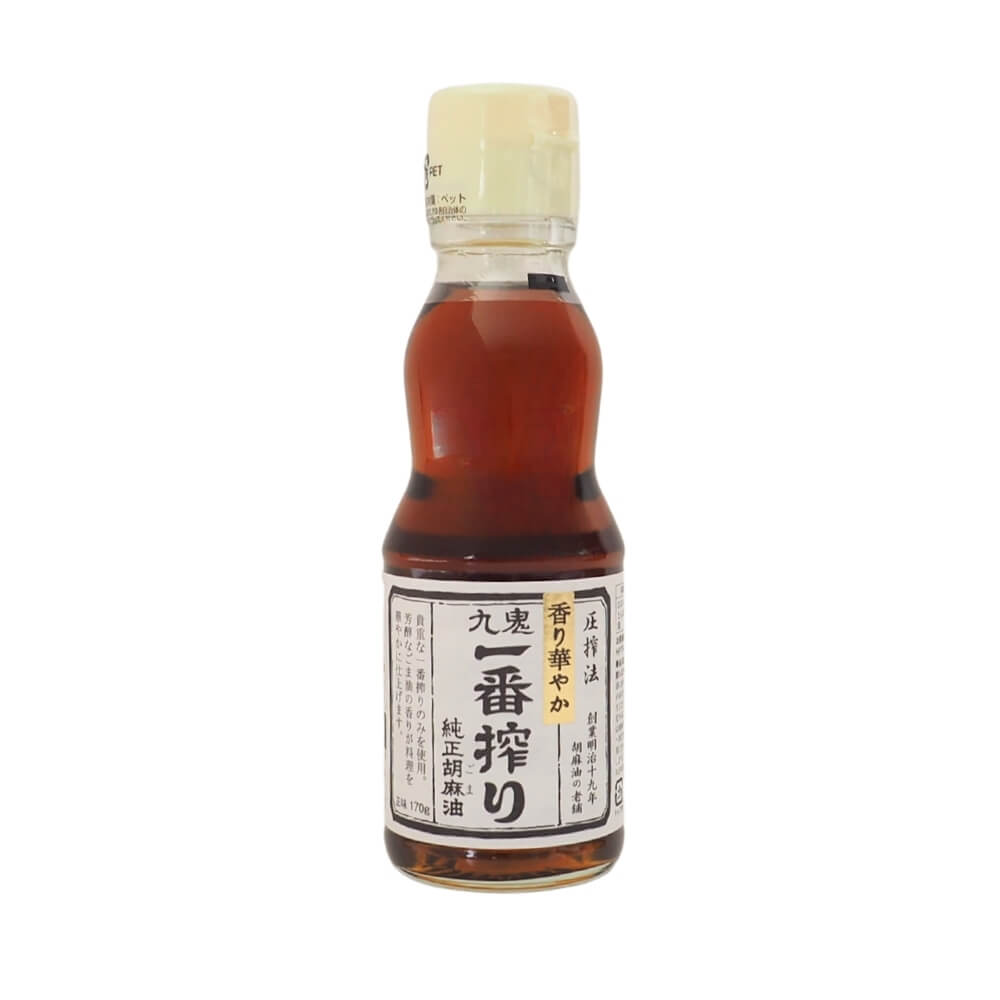 伝統的な圧搾法で搾り、貴重な一番搾りのみを使用したごま油。芳醇なごま油の香りが料理を華やかに仕上げます。 力強い香りと濃い色合い。ナムル、炒め物、中華料理、韓国料理など、ごま油の香りを引き立てたいときにおすすめです。 ■名称:食用ごま油 ■原材料名:食用ごま油 (国内製造) ■内容量:170g ■賞味期限:商品パッケージに記載 ■保存方法:直射日光を避け、常温・暗所保存 ■製造者:九鬼産業株式会社（三重県四日市市尾上町11番地） ■栄養成分表示（大さじ一杯(14g)当たり） エネルギー：126kcal　たんぱく質：0g　脂質：14g　コレステロール：0mg　炭水化物：0g　食塩相当量：0g ■配送形態:常温 ※常温便・冷蔵便・冷凍便、複数ご注文の場合、品質上問題のないものは、冷蔵便、冷凍便の商品を優先に同一梱包にさせて頂きます。 ■使用上の注意 ※油は加熱しすぎると発煙・発火します。その場を離れるときは必ず火を消してください。 ※加熱した油に水が入ると、油が飛びはねて、火傷をすることがあります。 ※胡麻油は経時により濁りや沈殿物が生じしたり、低温で白濁・固化することがあります(これは胡麻の成分です。25℃〜30℃程度に温めてご使用ください)。 ※高温にさらしますと、容器が割れる恐れがあります。 ■その他の情報 ※在庫切れの場合は、お届けまでにお時間をいただくことがあります。 ※商品パッケージや仕様は予告なく変更になる場合がございます。食品表示情報につきましては、お手元に届きました商品の食品表示を必ずご確認いただきますようお願いします。■関連商品 九鬼産業 一番搾り純正胡麻油 340g