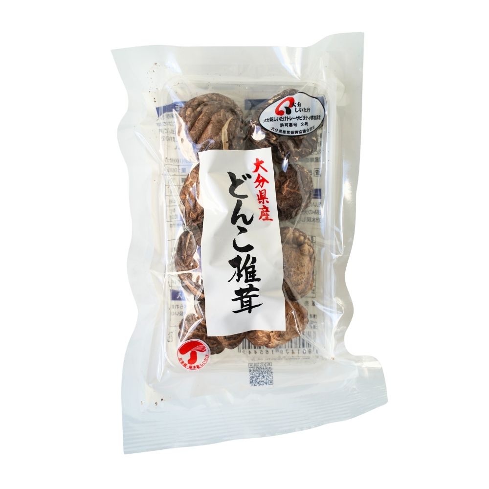 どんこは大分県を代表する品柄で、傘が開ききらないうちに収穫した肉厚で丸みを帯びたものになります。 普段使いに最適で、丸い形を生かしたお料理や角切りにカットして使うなど、乾しいたけの食感を楽しむお料理におすすめです。 大分県産原木栽培乾しいたけを食べて、「本物」の美味しさをご賞味ください。 ※姫野一郎商店では、安全・安心な大分県産の乾しいたけをお届けするため、販売する乾しいたけがどの生産者によって栽培されたか追跡できる「トレーサビリティ」のシステムを導入しています。 ■名称:乾しいたけ ■原材料名:しいたけ(原木) ■原料原産地名:大分県産 ■内容量:25g ■賞味期限:商品パッケージに記載 ■保存方法:直射日光を避け、湿度の低い所で保存してください。 ■加工者:(株)姫野一郎商店(大分県武田市大字会々2718) ■販売者:カドヤ株式会社(東京都町田市旭町2-4-16) ■栄養成分表示（100g当たり）　日本食品標準成分表2015の計算による推定値 エネルギー:182kcal　たんぱく質:19.3g　脂質:3.7g　炭水化物:63.4g　ナトリウム(食塩相当量):6mg(0.02g) ■配送形態:常温 ※常温便・冷蔵便・冷凍便、複数ご注文の場合、品質上問題のないものは、冷蔵便、冷凍便の商品を優先に同一梱包にさせて頂きます。 ■使用上の注意 ※乾燥剤は食べられませんのでお取り扱いに注意してください。 ■その他の情報 ※在庫切れの場合は、お届けまでにお時間をいただくことがあります。 ※商品パッケージや仕様は予告なく変更になる場合がございます。食品表示情報につきましては、お手元に届きました商品の食品表示を必ずご確認いただきますようお願いします。 ■椎茸の戻し方 ぬるま湯ではなく水で戻すこと。 水でじっくりと戻したほうが、椎茸本来の旨みが出ます。 薄手のものは比較的早めに戻りますが、厚手のどんこなどはじっくりと水戻ししてください。 (冷蔵庫の中で戻すのが良い) 目安　どんこ...6時間　スライス...2時間 【早く戻すには】 乾しいたけを1時間ほど水戻し、お好みの大きさに切ってから再度30分水戻ししてください。 【ひとくちメモ】 一度に多めに戻し、冷蔵保存しておけば重宝します。 しいたけの戻し汁はうまみ成分が溶け出して美味しい出し汁として使えますので捨てずにお使いください。