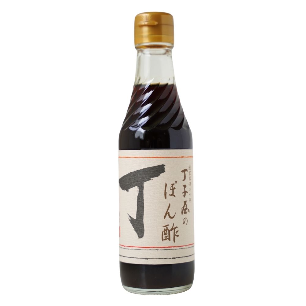 丁子屋自慢の一品！ 南国の陽射しをいっぱいに浴びた橙（だいだい）に薩摩特有の甘口醤油を合わせ、まろやかですっきりした味わいに仕上げました。 製品化するまでに2年半も掛かりました。 湯豆腐・鍋物・焼魚・サラダ・餃子など色々な料理にご活用下さい。 合成保存料不使用。 ■名称:ぽん酢しょうゆ ■原材料名:しょうゆ(国内製造)、だいだい果汁、醸造酢、砂糖、アミノ酸液、かつお節だし、えびエキス、こんぶエキス、ゆず皮、食塩、酵母エキス/調味料(アミノ酸、クエン酸、核酸)、ビタミンB1、甘味料(甘草)、(一部に大豆・小麦・えびを含む) ■内容量:250ml ■賞味期限:商品パッケージに記載 ■保存方法:直射日光をさけ常温で保存すること ■製造者: 株式会社 丁子屋(鹿児島県南さつま市加世田唐仁原6032) ■栄養成分表示（100mlあたりの推定値） 熱量:87kcal　たんぱく質:5.8g　脂質:0g　炭水化物:16.1g　食塩相当量:7.7g ■配送形態:常温 ※常温便・冷蔵便・冷凍便、複数ご注文の場合、品質上問題のないものは、冷蔵便、冷凍便の商品を優先に同一梱包にさせて頂きます。 ■使用上の注意 ※開栓後は冷蔵庫に保管し、お早めにお召し上がり下さい。 ■その他の情報 ※在庫切れの場合は、お届けまでにお時間をいただくことがあります。 ※商品パッケージや仕様は予告なく変更になる場合がございます。食品表示情報につきましては、お手元に届きました商品の食品表示を必ずご確認いただきますようお願いします。