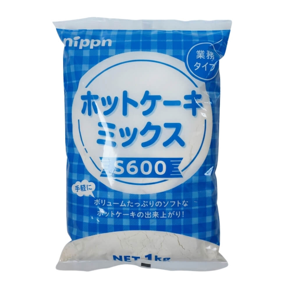ボリュームたっぷりで、ふっくらソフトなホットケーキが作れます。 加水量を調整し、パンケーキ風にアレンジすることも可能です。 ■名称: ホットケーキミックス ■原材料名:小麦粉（国内製造）、糖類（砂糖、ぶどう糖）、コーンフラワー、植物油脂、食塩/ベーキングパウダー、増粘剤（キサンタンガム）、香料、（一部に小麦・乳成分・大豆を含む） ※本品製造工場では、卵を含む製品を生産しております。 ■内容量:1kg ■賞味期限:商品パッケージに記載 ■保存方法:直射日光、高温・多湿の場所を避けて常温で保存してください。 ■製造者:株式会社ニップン（東京都千代田区麹町4-8） ■栄養成分表示（100gあたり）※サンプル品分析による推定値 エネルギー：366kcal　たんぱく質：6.1g　脂質：2.7g　炭水化物：79.3g　食塩相当量：1.5g ■配送形態:常温 ※常温便・冷蔵便・冷凍便、複数ご注文の場合、品質上問題のないものは、冷蔵便、冷凍便の商品を優先に同一梱包にさせて頂きます。 ■使用上の注意 ※開封後は、吸湿、におい移り及び、虫害による健康被害を防ぐため、開封口を閉じた上、密閉容器に入れて冷蔵庫で保存し、お早めにお使いください。 ■その他の情報 ※在庫切れの場合は、お届けまでにお時間をいただくことがあります。 ※商品パッケージや仕様は予告なく変更になる場合がございます。食品表示情報につきましては、お手元に届きました商品の食品表示を必ずご確認いただきますようお願いします。 ■作り方 【ホットケーキ約20枚分】 材料…ホットケーキミックス1kg（1袋）、卵250g（5個）、水600mL（または牛乳650mL） ≪調理方法≫ 1）ボールに卵と水を入れ、ホイッパーで混ぜ合わせます。 2）ホットケーキミックスを加え、ダマがなくなるまで軽く混ぜ合わせます。 3）あらかじめ熱しておいた鉄板やホットプレート（170℃）に薄く油をひき、片面約3分30秒焼きます。 4）表面にポツポツ穴があき、まわりが乾いてきたら、 裏返して約1分30秒焼きます。 【パンケーキ約45枚分】 材料…ホットケーキミックス1kg（1袋）、卵250g（5個）、水900mL（または牛乳950mL）、サラダ油50g ≪調理方法≫ 1）ボールに卵、水、サラダ油を入れ、ホイッパーで混ぜ合わせます。 2）ホットケーキミックスを加え、 ダマがなくなるまで軽く混ぜ合わせます。 3）あらかじめ熱しておいた鉄板やホットプレート(180℃)に薄く油をひき、片面約2分焼きます。 4）表面にポツポツ穴があき、まわりが乾いてきたら、裏返して約1分30秒焼きます。