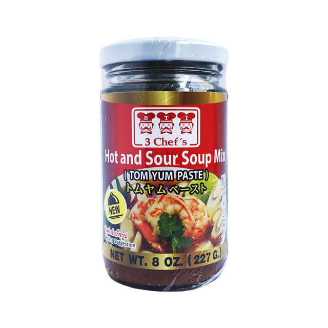 世界三大スープの一つと言われているスープ“トムヤムクン”が簡単に作れるペーストです。トムヤムペーストを沸騰した湯に入れ、えび、肉、野菜などを加えてご使用ください。お好みでフィッシュソース、ココナッツミルクをを加えると、よりいっそう本格的な味に！ ■名称：トムヤムペースト ■原材料名：レモングラス、食用パーム油、食塩、エシャロット、乾燥唐辛子、ニンニク、ガランガル、ライム果汁、カフィアライムリーフ、砂糖、調味料（アミノ酸）、えび香料、酸味料（クエン酸） ■内容量：227g ■賞味期限：商品パッケージに記載 ■保存方法：直射日光、高温多湿を避け常温で保存。 ■原産国：タイ ■輸入者：協同食品株式会社（大阪市北区太融寺町2-21） ■栄養成分表示（100g当たり） 熱量：202kcal　たんぱく質：3.3g　脂質：6.7g　炭水化物：32.1g　食塩相当量：25.4g ■配送形態：常温 ※常温便・冷蔵便・冷凍便、複数ご注文の場合、品質上問題のないものは、冷蔵便、冷凍便の商品を優先に同一梱包にさせて頂きます。 ■使用上の注意 ※開栓後は冷蔵庫で保存しお早めにご使用ください。 ■その他の情報 ※在庫切れの場合は、お届けまでにお時間をいただくことがあります。 ※商品パッケージや仕様は予告なく変更になる場合がございます。食品表示情報につきましては、お手元に届きました商品の食品表示を必ずご確認いただきますようお願いします。 ■使用方法 トムヤムペーストを沸騰した湯に入れ、えび、肉、野菜などを加えてご使用ください。お好みでフィッシュソース、ココナッツミルクを加えてください。■関連商品 スリーシェフ パッタイペースト 227g