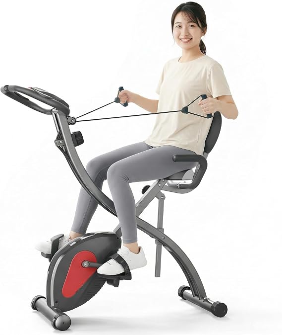 商品情報 メーカー名 Shanxi Regent Works Inc. 材質 鉄＋ABS＋PP＋NBR＋PU カラー ダークグレーと赤 商品説明 【2通りの使い方】立ったままでも座ったままでも、自分のスタイルに合わせて運動できます】X字型に折りたためる2WAYデザイン：立ったまま：お尻、太もも、ふくらはぎを引き締めたい方へ　座ったまま：腰への負担を軽減し、ゆっくりとトレーニングしたい方へ。 • 【収納に便利 → 使用しないときはすっきり収納、0.1平方メートルとコンパクト】場所を取らないA4サイズ程度の面積。キャスター付きで移動も簡単。玄関、ベランダ、引き出しの隙間など • 【静音設計 → 夜間でも安心】マンションでも気軽に使える静音設計：磁石の力で音を低減。ゴムベルトを採用し、チェーン音なし。テレビを見ながらでも邪魔になりません。 • 【負荷調整 → 自分のペースに合わせて8段階調整】初心者から上級者まで対応。1つのダイヤルで強度を調整：軽度：リカバリー・有酸素運動、中程度：脂肪燃焼、高強度：筋力トレーニング。 • 【データ表示 → 常に確認可能】 手に持つだけで心拍数を測定：時間、速度、距離、心拍数、消費カロリーが画面に表示され、自分のペースを数値で把握できます。 • 快適な座り心地 → お尻にフィットするワイドデザイン 幅28cmの大型サドル：お尻の形状にフィットし、疲れにくい設計。背もたれ付きで腰をしっかりサポート。座面の高さは6段階に調整可能。