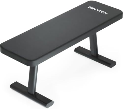 商品情報 ブランド PROIRON 商品名 フラットベンチ トレーニング 商品の寸法 115奥行き x 32幅 x 12高さ cm メーカー Shanxi Regent Works Inc. この商品について 【最大耐荷重は500kg】圧倒的な安定感、業務用レベルの剛性。高重量のダンベルトレーニングでも安心して追い込むことが可能です。 【第三者機関による公認済】長期間の使用にも耐える信頼の構造。家庭でのトレーニングから、ジムやスタジオでの継続的な使用まで、安心してお使いいただけます。 【5分で完成！初心者でも安心の簡単組立】複雑な組み立て作業は不要です。日本語の図解説明書と専用工具が付属しており、届いてから5分ほどですぐにトレーニングを開始できます 【優れた静音・防振性】 厚手ラバーが衝撃を吸収し、騒音をカット。マンションでも階下を気にせずトレーニングに集中できます。 【360日間の長期保証】1997年以来、PROIRONは、家庭でのフィットネス機器の製造と開発に焦点を当てています。 PROIRONは、フィットネス機器の世界的なサプライヤおよびプロバイダです。 20年の業界経験と優れた品質で、PROIRONは世界で注目に値する評判を確立しました。 PROIRONはいつまでもグリーン・エコフィットネス用品を生産することを堅持しております。 PROIRONは「グリーン健康生活」を提唱し、フィットネス愛好家の方々に健康的で完璧なスポーツ体験を提供することを力を入れております。我々は本社の商品及びサービスをご利用するすべての人に責任を負いますのは、PROIRONのサービス理念です！