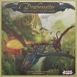 商品タイトル ドラゴンライダー 原題タイトル Drachenreiter 会社・出版社 Amigo デザイナー Klaus-Juengen Wrede & Jean du Poel プレイ人数 2〜6人 対象年齢 10〜 プレイ時間 90分 ルール説明書 日本語訳マニュアルが付属 　ドラゴンのレースゲームです。狭い通路を苦労しながら(ぶつかりながら)進みます。プレーヤーは、ラウンドの前にメーターを使って、そのラウンド進む距離を示して裏にして置いておきます。全員揃ったら、先頭のプレーヤーからメーターを表にして進みます。メーターに描かれた数字に対応する距離の棒を自分のドラゴンの前に置いてその分進むのです。なお、メーターの数字を決めるとき、この棒を使って距離をチェックすることはできません。目測で行うのです。まず、棒の先端をドラゴンの先頭にあわせて置きます。そして、そっとドラゴンを取り、反対側の先端にドラゴンの最後尾をあわせるように配置するのです。また、短い棒は、先端の角度に自由度が大きく、方向変化がやりやすいのですが、長い棒は、自由度が少なく、ほとんどドラゴンが向いている方向にしか進むことができません。また、前のラウンドとのスピード差にも制限があります。 　ほかのドラゴンにぶつかったり、目測を誤って、コースアウトするとパワーチップを失います。これの補充も必要です。ただ、狭いコースなので、前のドラゴンにぶつかることを恐れていては、抜くことができません。チャンスには、思い切りぶつかって前に出ましょう。 　そのほか、アクションカードを獲得できるポイントもあります。これをうまく使うことで、うまくドラゴンをコントロールしたり、前のドラゴンを遅らせることができます。 　コースは、15枚の正方形のタイルを配置することにより作ります。またこのタイルには両面にコースが描かれています。うまく組み合わせて、面白いコースを作って遊んでください。 　とにかく思いっきりアナログなゲームです。あまり細かいことを気にせず、大胆に遊んでください。 ボードゲームの紹介は、メビウスゲームズ様の文章をお借りしております。　