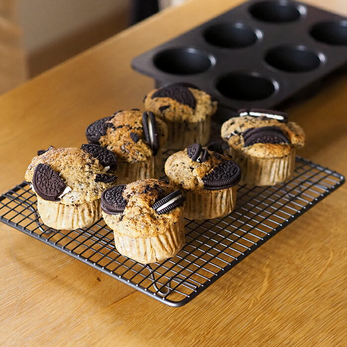 サンク　イギリスのケーキクーラー　/　CINQ　/　スチール製 ブラック シリコン樹脂加工 製菓道具 お菓子作り 焼き菓子 クッキー マフィン マドレーヌ ケーキ 角 脚付き おしゃれ ギフト 3