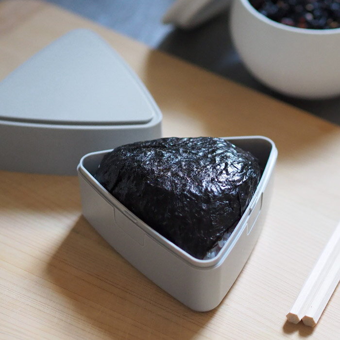 ジェルクール　triangle　おにぎりケース　オイスターグレー　/　GEL-COOL　/　 おにぎり おむすび 日本製 保冷剤一体型 お弁当 幼稚園 小学生 ピクニック 運動会 遠足 補食 部活 塾 保冷剤付きのサムネイル